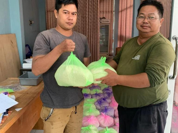 Masjid Al-Muhajirin Bagikan Beras Gratis