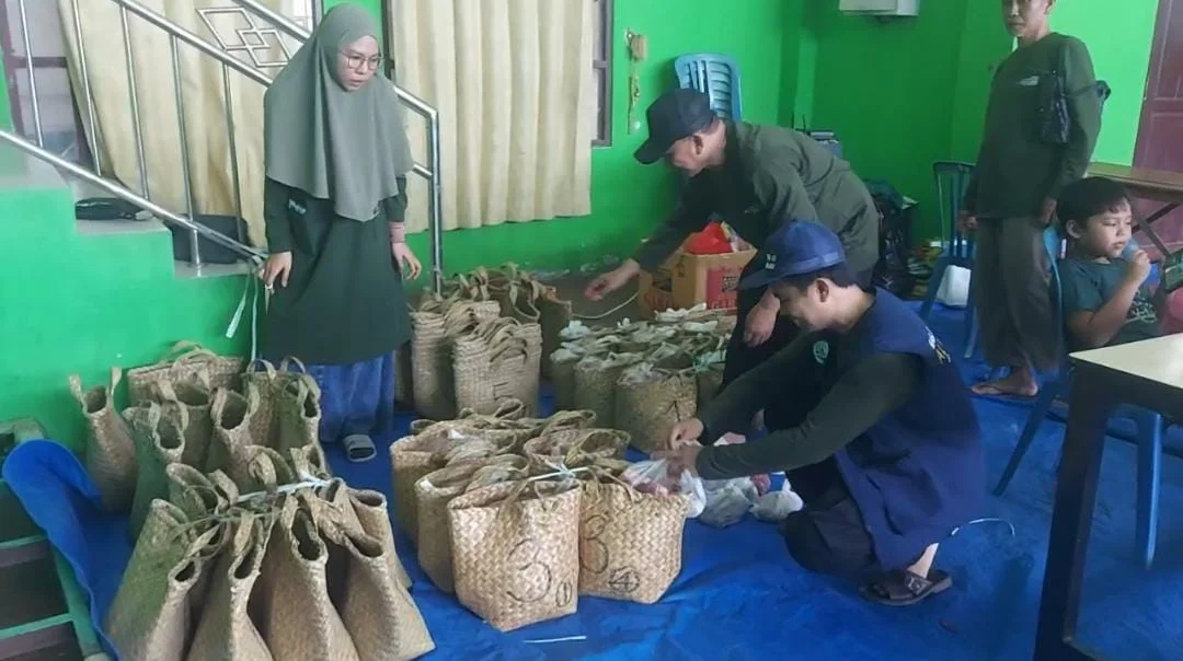 Panitia Masjid Al-Muhajirin Bagikan Daging Kurban dengan Bakul