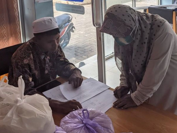 Masjid Al-Muhajirin Bagikan Beras Gratis kepada Dhuafa