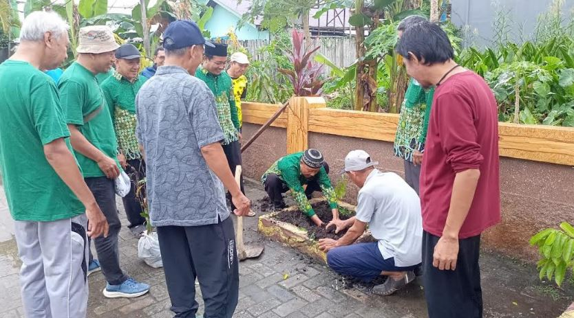Masjid Muhammadiyah Tanam Pohon untuk Kelestarian Lingkungan