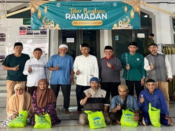 Masjid Muhammadiyah Al-Muhajirin salurkan 100 paket Sembako untuk dhuafa