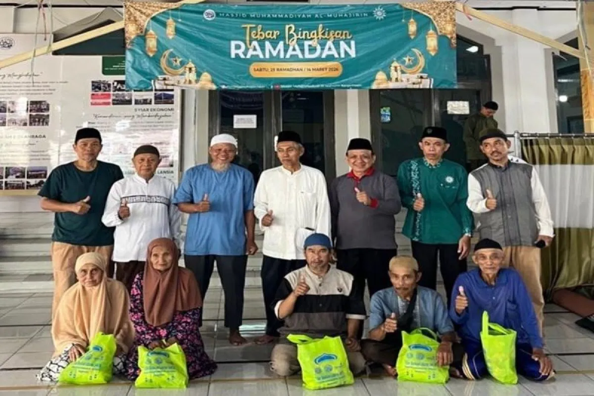 Masjid Muhammadiyah Al-Muhajirin salurkan 100 paket Sembako untuk dhuafa Masjid Muhammadiyah Al-Muhajirin salurkan 100 paket Sembako untuk dhuafa